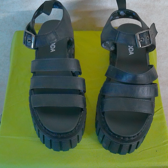 LikeNew La Moda Chunky Platform Sandals - Black/Skulls Inner Lining/Size 9 - Picture 4 of 10